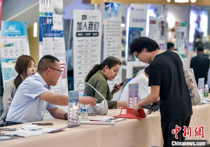 乌鲁木齐：大中城市联合招聘高校毕业生专场活动举办